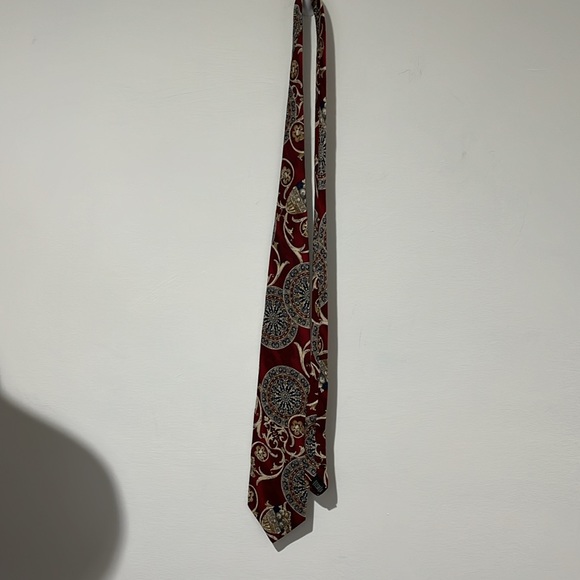 Vintage Van Heusen men’s necktie vine/floral 100% silk 60” long and 4” wide - Picture 5 of 6